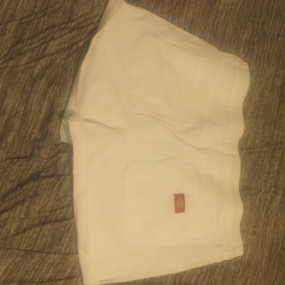 White shorts - Picture 3 of 3